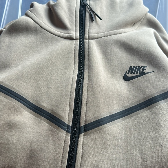 Tan Nike Tech size L like new condition. - Picture 9 of 11
